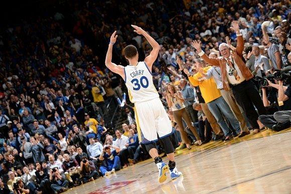  库里三分盛宴勇士主场轻取火箭