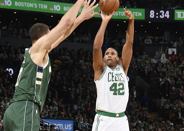  字母哥肆虐篮筐无敌，雄鹿碾压绿军创里程新高