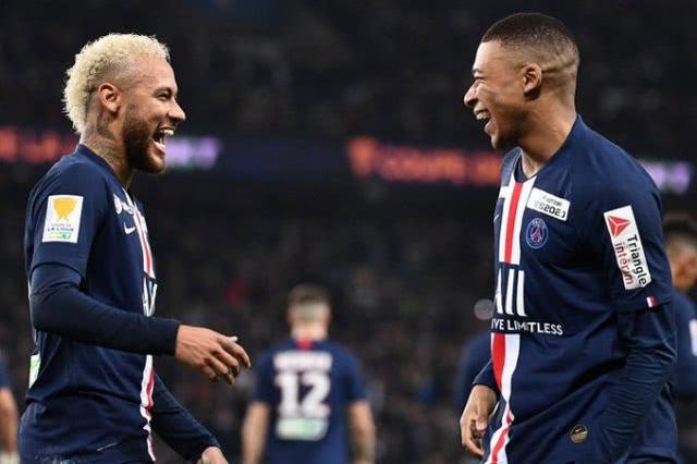  莱比锡红牛快速反击犀利，三分钟连入两球